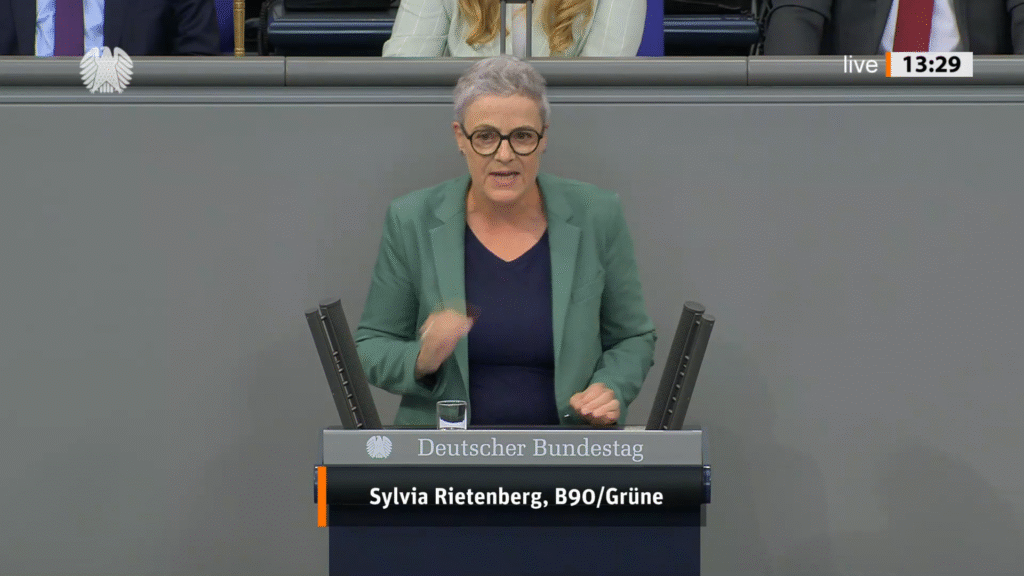 Sylvia Rietenberg am Redepult des Deutschen Bundestages